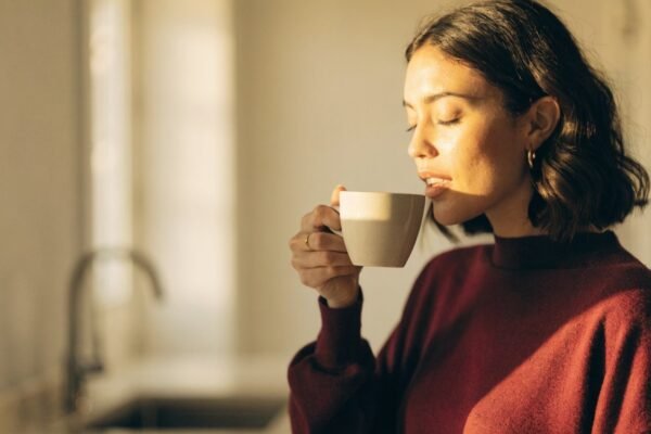 Mulher fazendo uma pausa com uma xícara de café