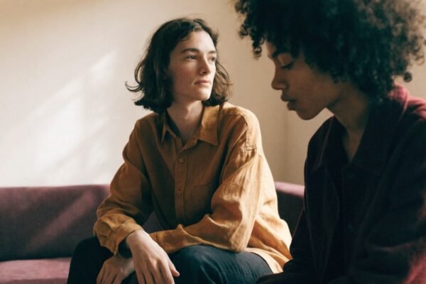 Casal no sofá com um olhar pensativo