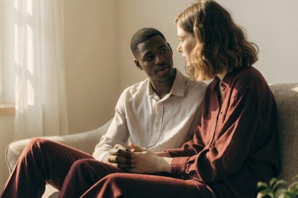 Casal conversando no sofá em clima de conexão