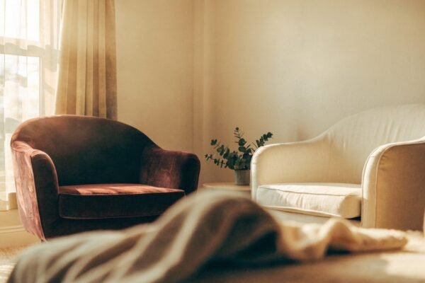 Consultório de psicologia aconchegante com duas poltronas