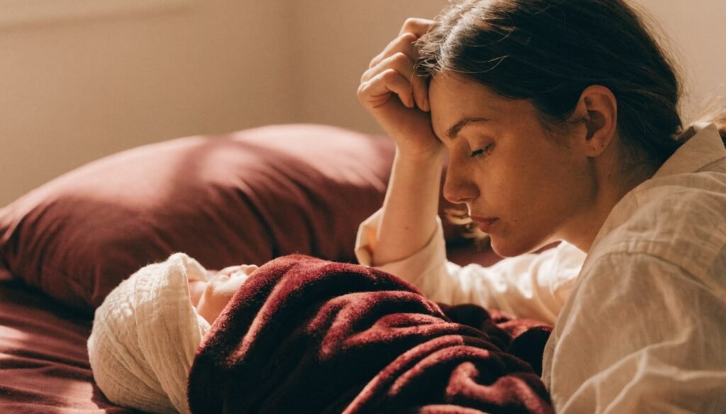 Mãe descansando com o bebê em momento tranquilo