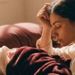 Mãe descansando com o bebê em momento tranquilo