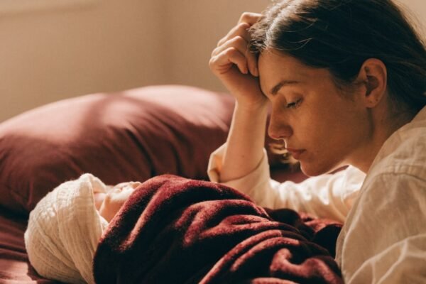 Mãe descansando com o bebê em momento tranquilo