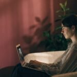 Mulher em atendimento de terapia online em casa