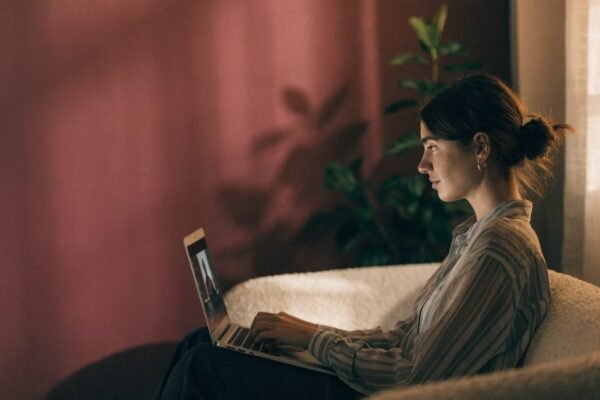 Mulher em atendimento de terapia online em casa